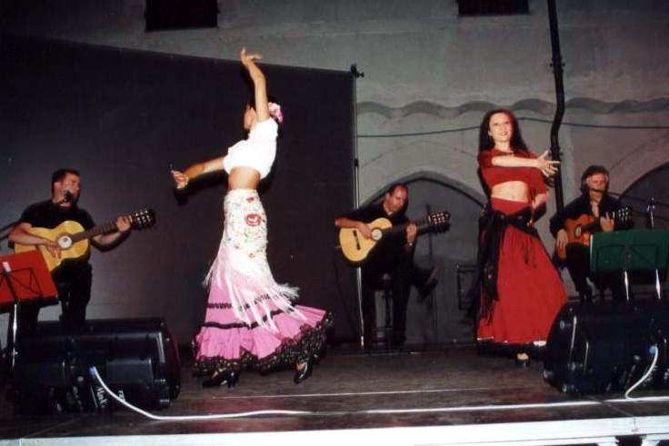 Soleada live performance with dancers in Vercelli