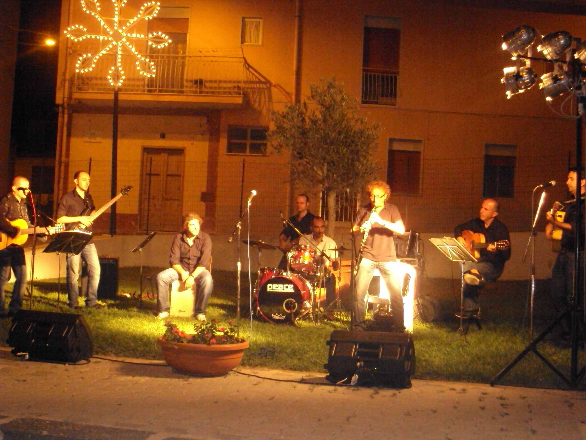Soleada playing music in the street